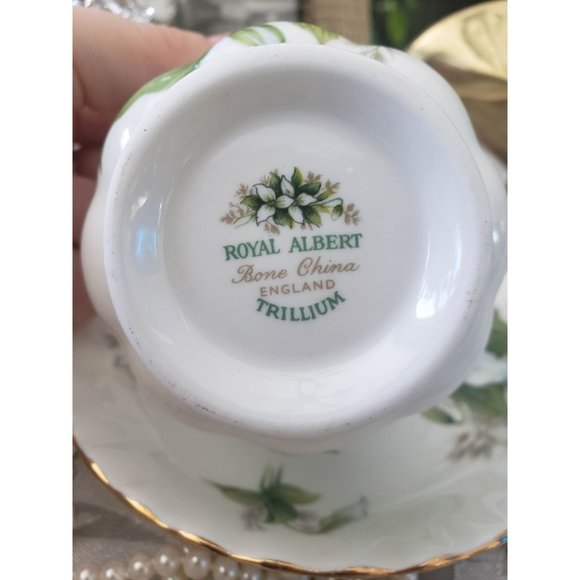 Royal Albert Fine Tea Cup and Saucer Trillium, England, Bone China - Picture 9 of 9